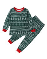 Moderno pigiama natalizio verde con motivi invernali, fiocchi di neve e abeti