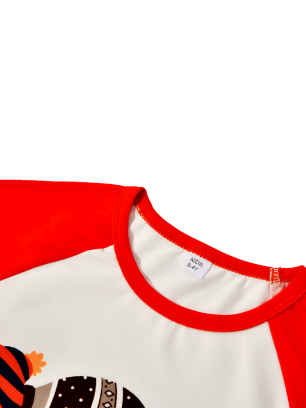 Weihnachtsfaultiere, die an den Girlanden hängen, passende Familienpyjamas