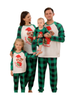 Matchande rutig pyjamas med en hund som är redo att gå ut till jul