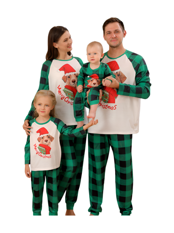 Matchande rutig pyjamas med en hund som är redo att gå ut till jul