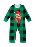 Matchande rutig pyjamas med en hund som är redo att gå ut till jul