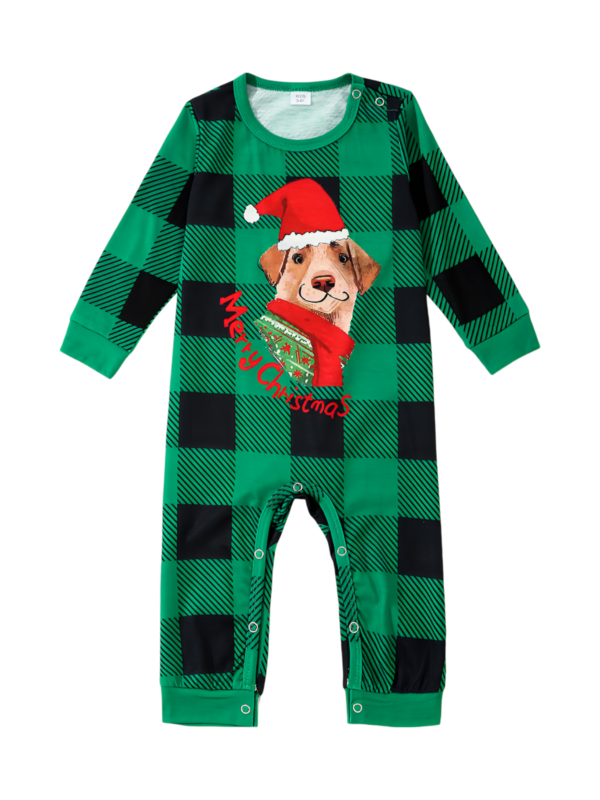 Matchande rutig pyjamas med en hund som är redo att gå ut till jul