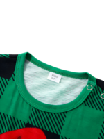 Matchande rutig pyjamas med en hund som är redo att gå ut till jul