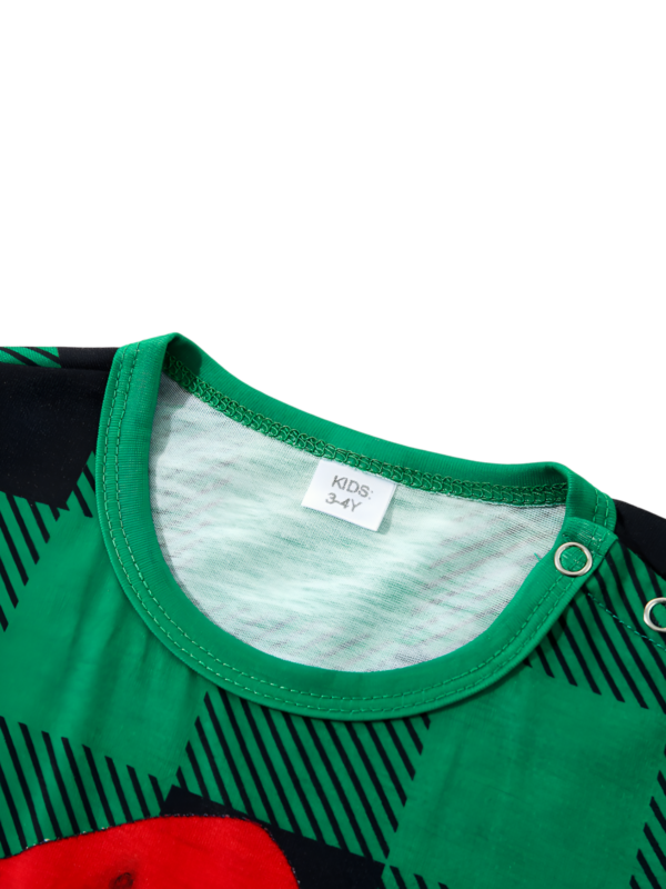 Matchande rutig pyjamas med en hund som är redo att gå ut till jul