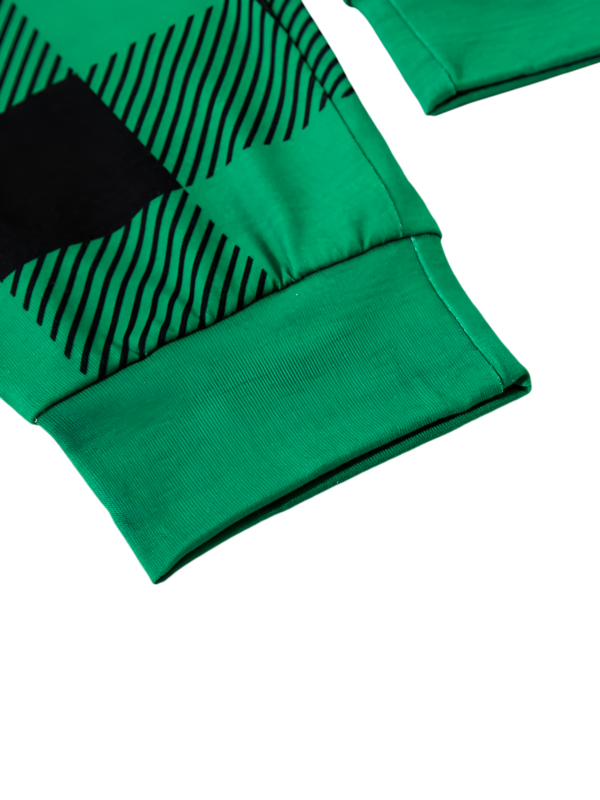 Matchande rutig pyjamas med en hund som är redo att gå ut till jul