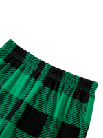 Matchande rutig pyjamas med en hund som är redo att gå ut till jul