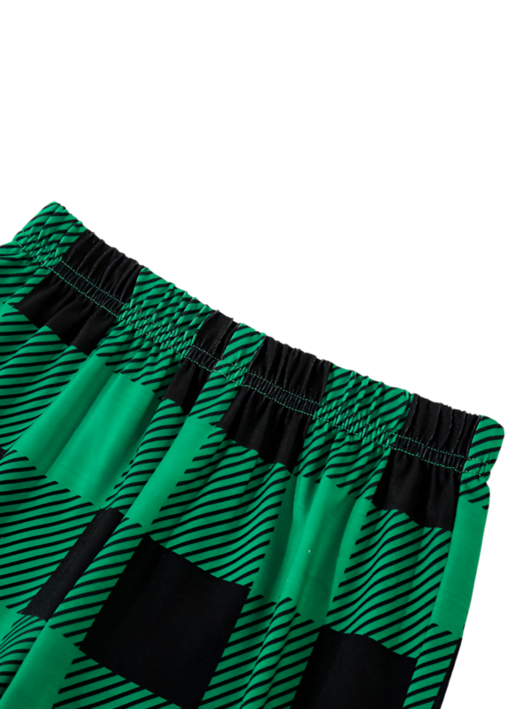 Matchande rutig pyjamas med en hund som är redo att gå ut till jul