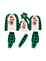Matchande rutig pyjamas med en hund som är redo att gå ut till jul