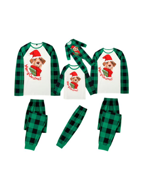 Matchande rutig pyjamas med en hund som är redo att gå ut till jul