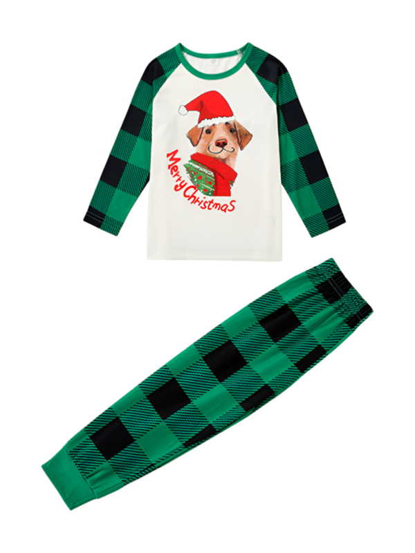 Matchande rutig pyjamas med en hund som är redo att gå ut till jul