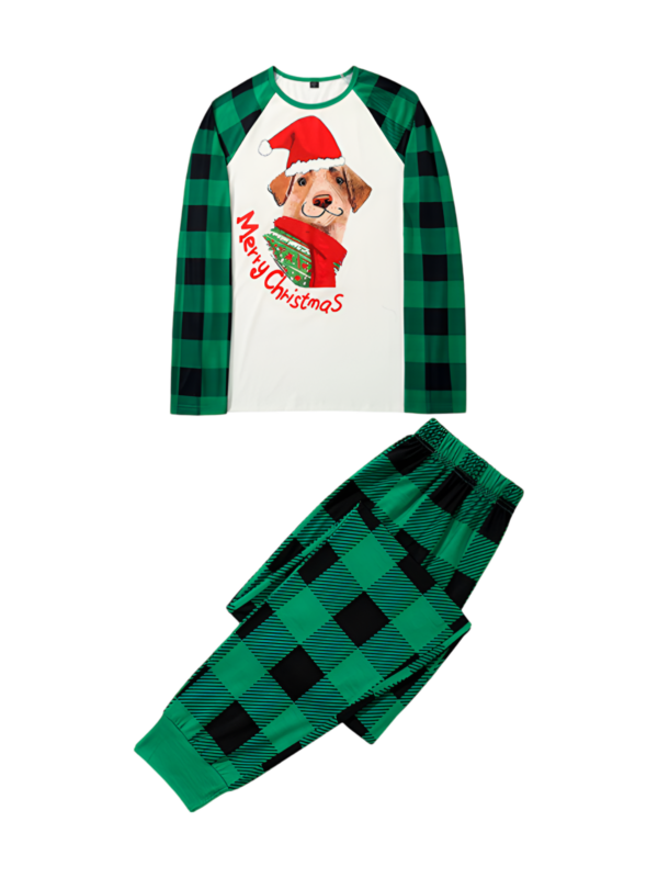 Matchande rutig pyjamas med en hund som är redo att gå ut till jul