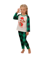 Matchande rutig pyjamas med en hund som är redo att gå ut till jul