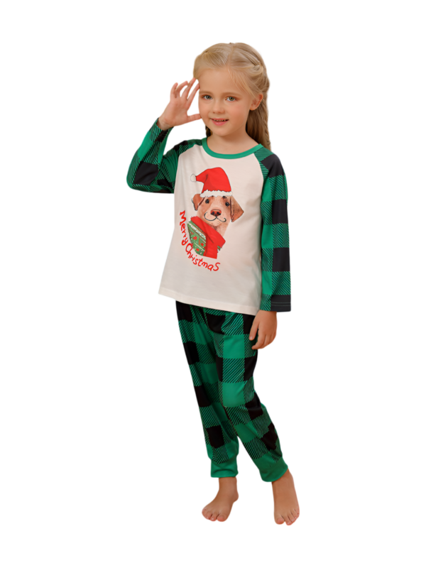 Matchande rutig pyjamas med en hund som är redo att gå ut till jul