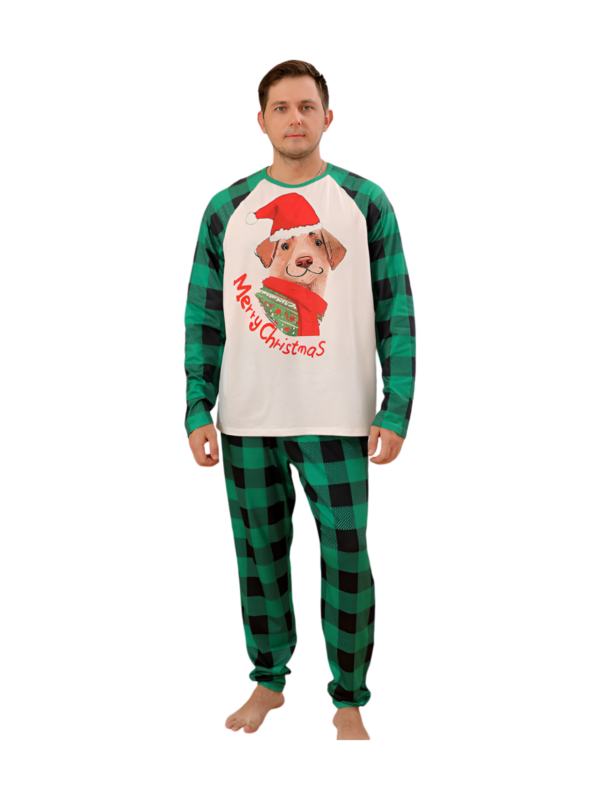 Matchande rutig pyjamas med en hund som är redo att gå ut till jul