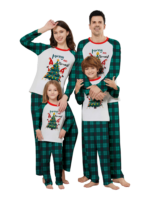 Albero di Natale decorato dagli elfi, con la scritta "Buon Natale".