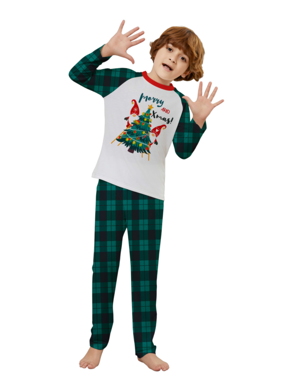 Albero di Natale decorato dagli elfi, con la scritta "Buon Natale".