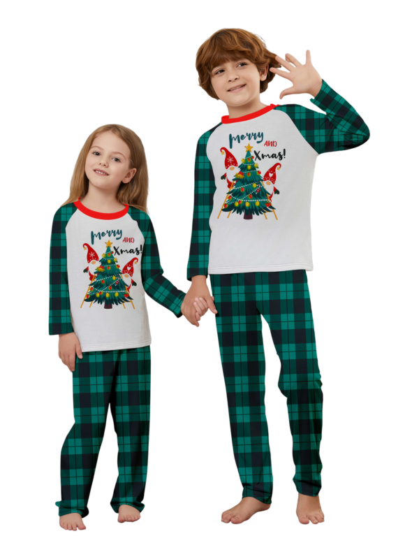 Albero di Natale decorato dagli elfi, con la scritta "Buon Natale".