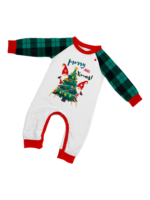 Albero di Natale decorato dagli elfi, con la scritta "Buon Natale".