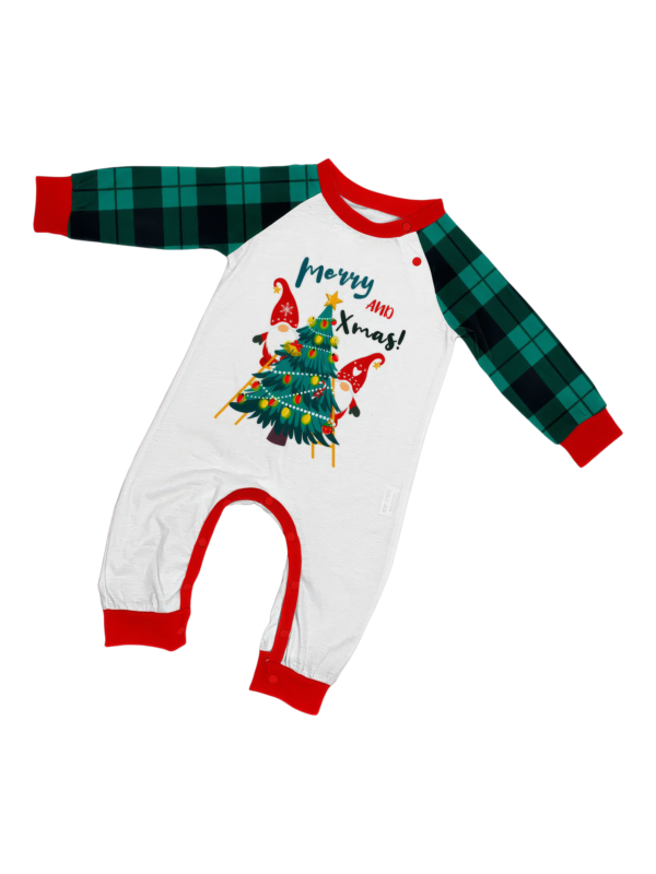 Albero di Natale decorato dagli elfi, con la scritta "Buon Natale".