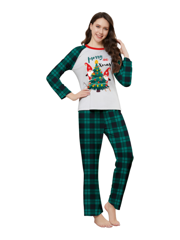 Albero di Natale decorato dagli elfi, con la scritta "Buon Natale".