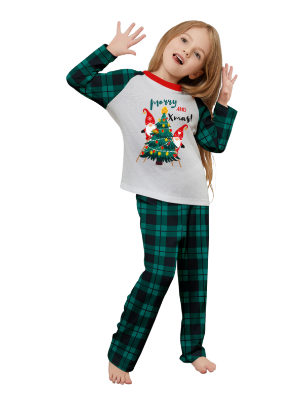 Albero di Natale decorato dagli elfi, con la scritta "Buon Natale".