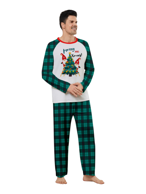 Albero di Natale decorato dagli elfi, con la scritta "Buon Natale".