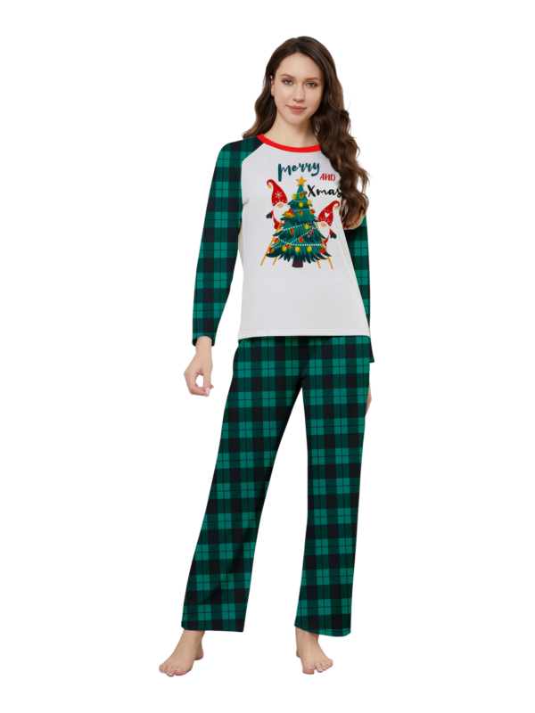 Albero di Natale decorato dagli elfi, con la scritta "Buon Natale".