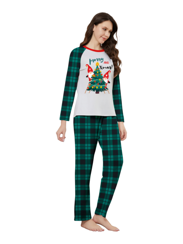 Albero di Natale decorato dagli elfi, con la scritta "Buon Natale".