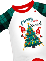 Albero di Natale decorato dagli elfi, con la scritta "Buon Natale".