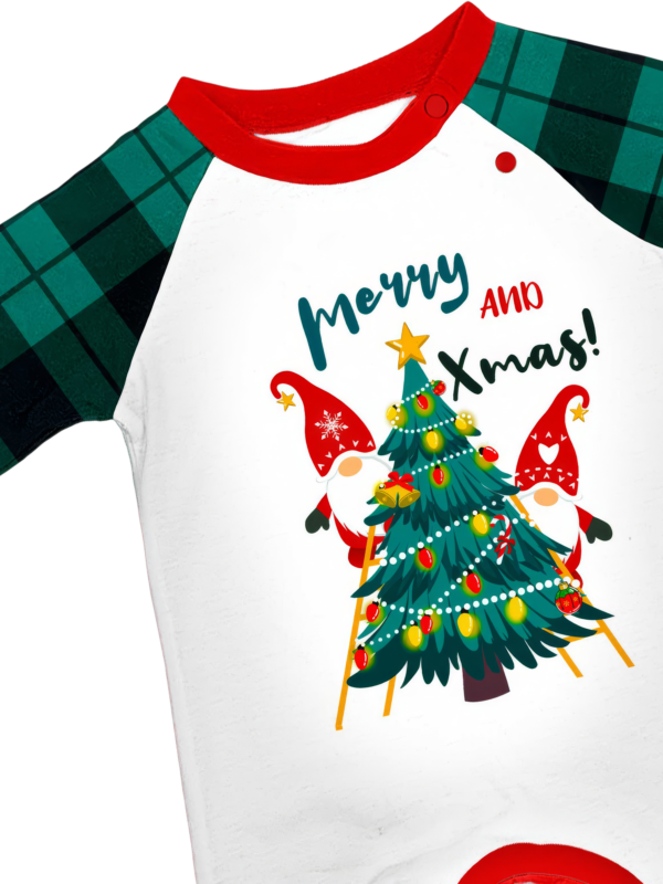 Albero di Natale decorato dagli elfi, con la scritta "Buon Natale".