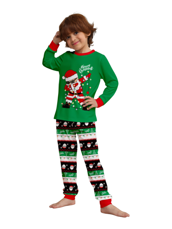 Familjepyjamas Tomten i en krans gör en DAB