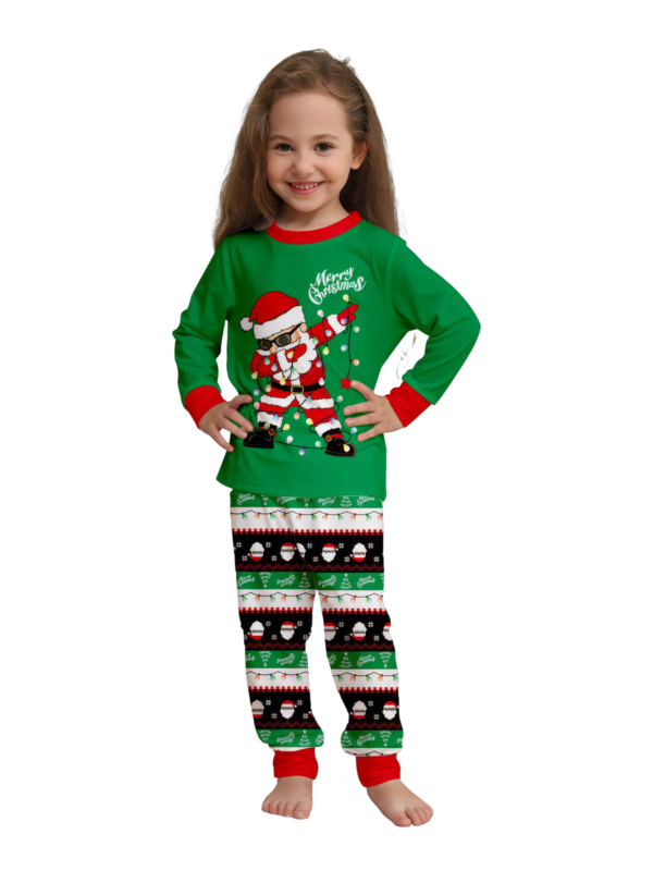 Familjepyjamas Tomten i en krans gör en DAB