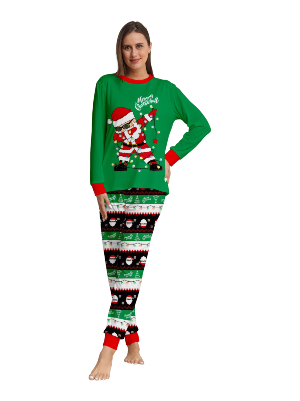 Familjepyjamas Tomten i en krans gör en DAB