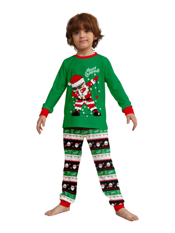 Familjepyjamas Tomten i en krans gör en DAB