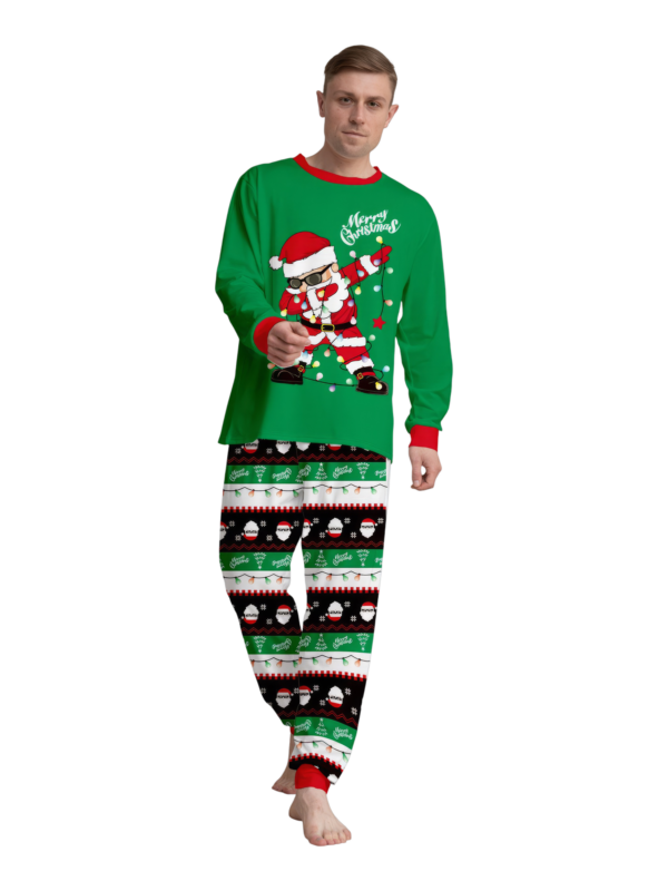 Familjepyjamas Tomten i en krans gör en DAB