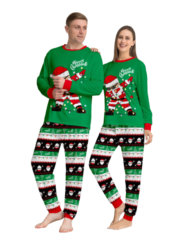 Familjepyjamas Tomten i en krans gör en DAB