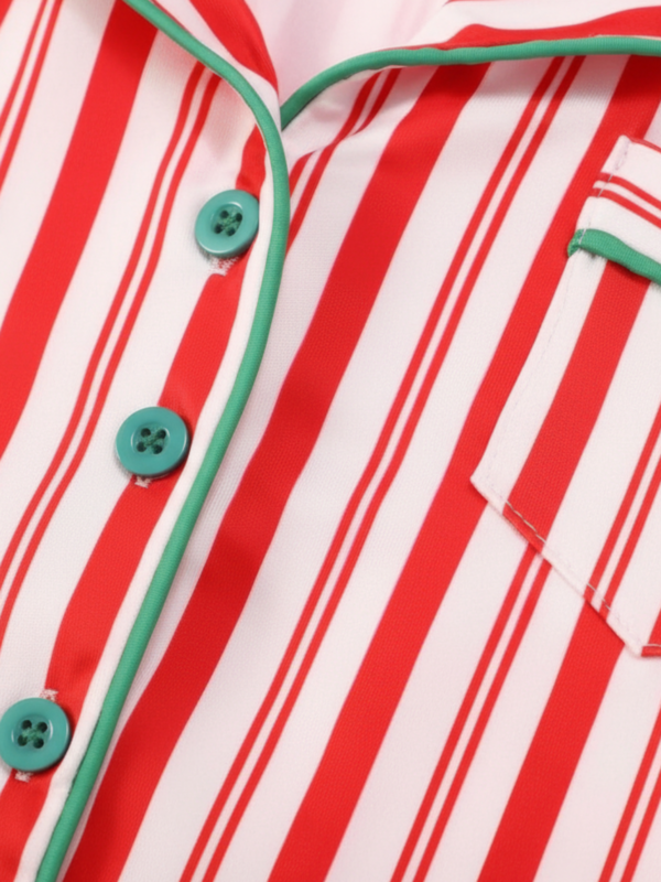 Autentico pigiama natalizio con bottoni e righe bianche e rosse per la famiglia