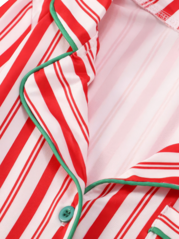 Autentico pigiama natalizio con bottoni e righe bianche e rosse per la famiglia