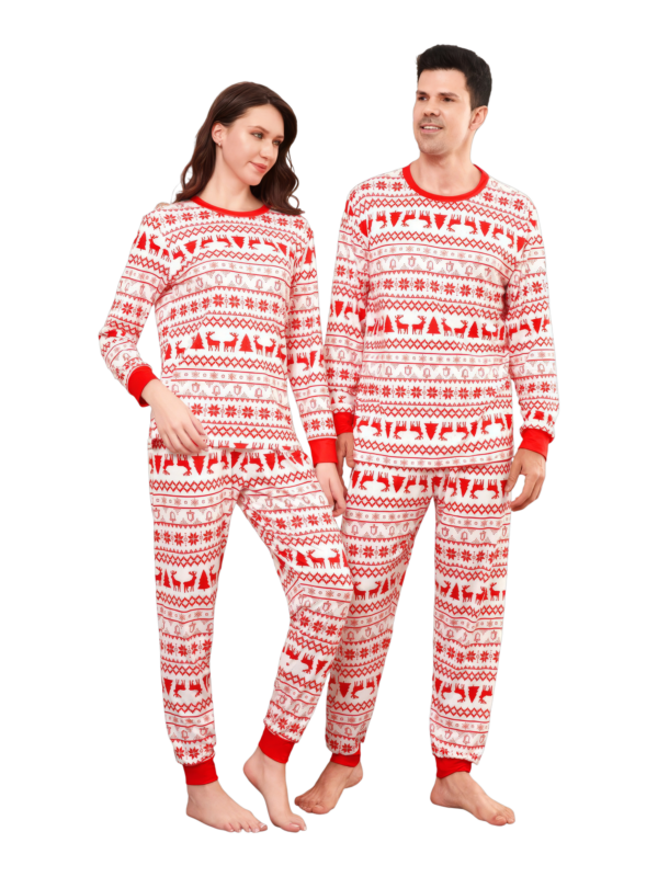 Moderno y original pijama navideño de rayas blancas y rojas con motivos navideños
