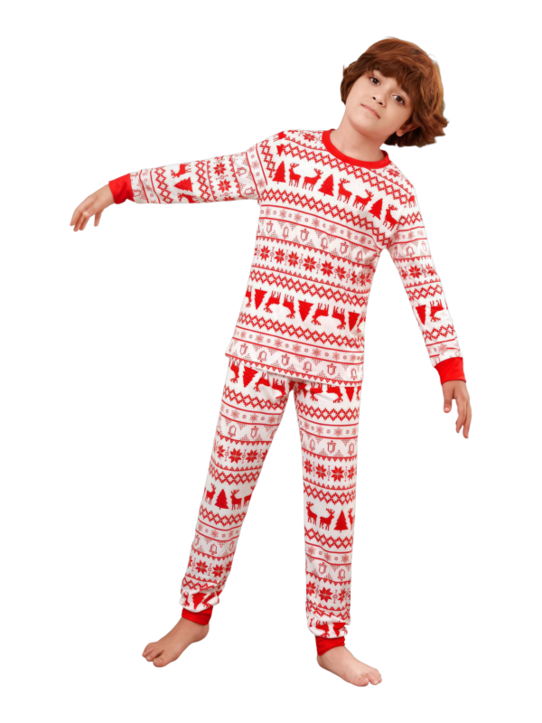 Moderno y original pijama navideño de rayas blancas y rojas con motivos navideños